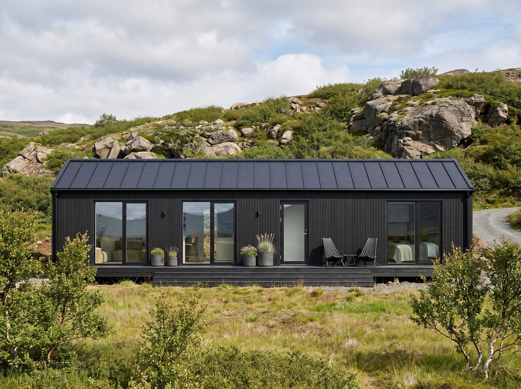 KUBO 54 svart heilsárshús í íslensku landslagi